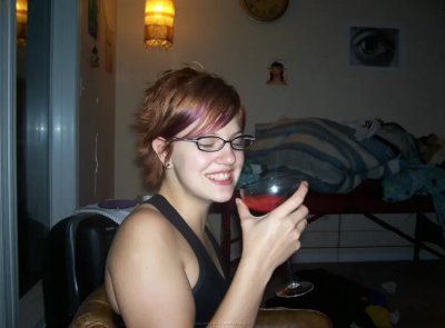 Грудастая красотка с огненными волосами демонстрирует свое обольстительное тело и возбуждающие интимные места