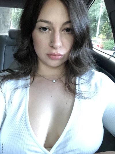 Красотка с черными волосами показывает свою естественную привлекательность