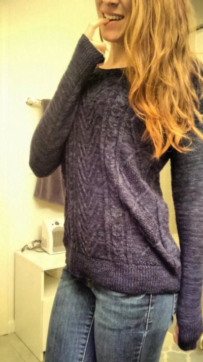 Пышка с огненными волосами демонстрирует свои прелести в ванной