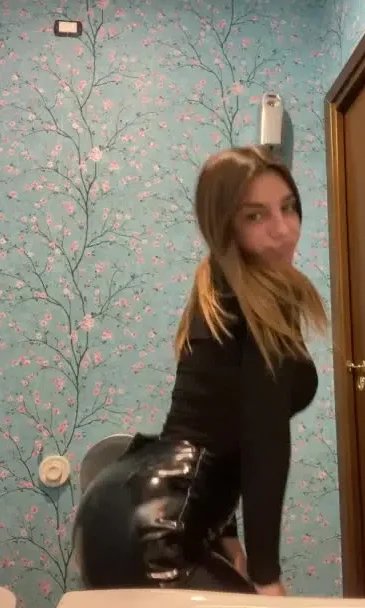 Сладкая блондинка наслаждается дотрагиванием к своему обнаженному телу в домашнем видео