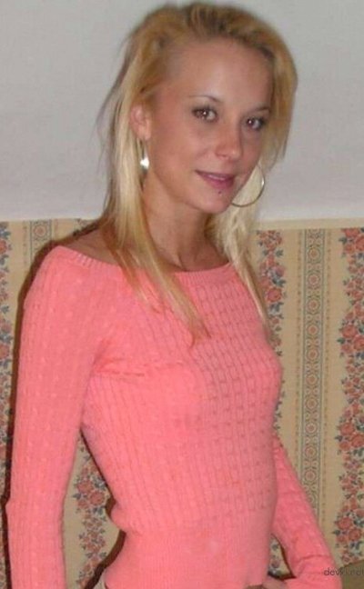 Мини-сисястая красотка отсасывает большой хер