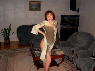 Интимные снимки опытной дамы без лифчика