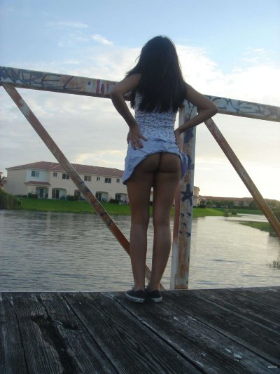 Красотка ласково облизывает мужской ствол