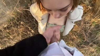 Умелый минет от очаровательной девушки в живописном лесу - интимное видео для ценителей.