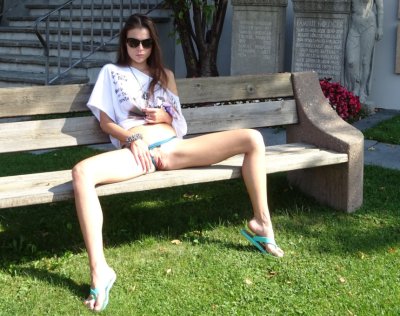 Развратная красотка без трусиков показала свои прелести на улице