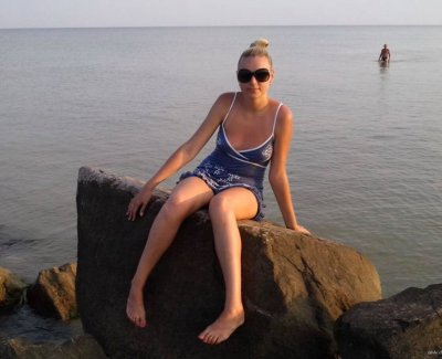 Сексуальная блондинка в соблазнительных чулках - горячие фото и видео!