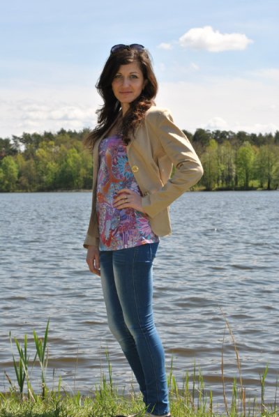 Развратная мамаша танцует стриптиз дома перед камерой с игрушками своей девочки