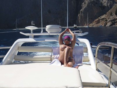 Собрание очаровательных дам, наслаждающихся отдыхом на пляже