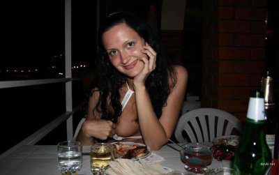 Пикантные фото обнаженной красотки на свежем воздухе