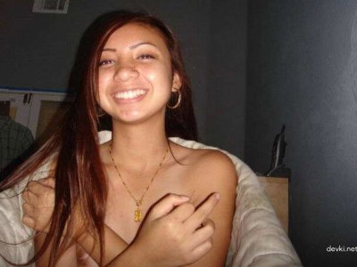 Обнаженная азиатская красотка дарит волшебство оральных ласк