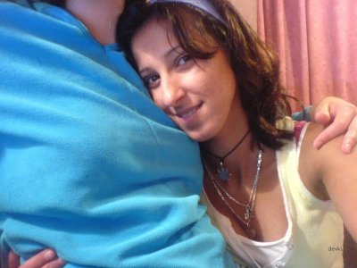 Горячая арабская красотка наслаждается своим телом