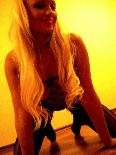 Очаровательная блондинка в соблазнительном нижнем белье