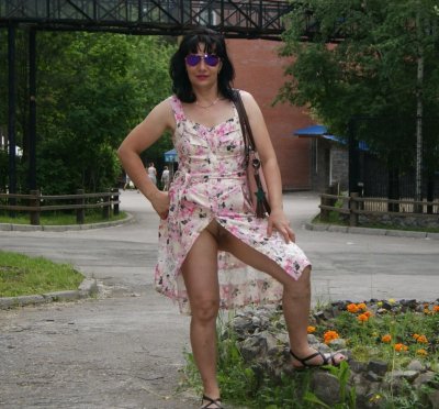 Сексуальная барышня в зоопарке: развратная прогулка в компании красотки