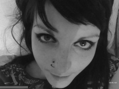 Очаровательные девушки в черно-белых фото: стиль и загадка!