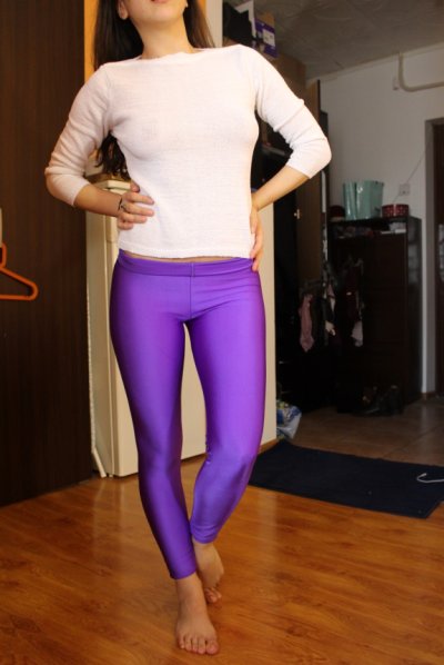 Сексуальная брюнетка в тайтсах демонстрирует свои обнаженные прелести