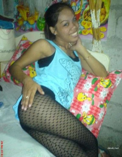 Экзотичная красотка демонстрирует свое обнаженное тело на откровенных снимках