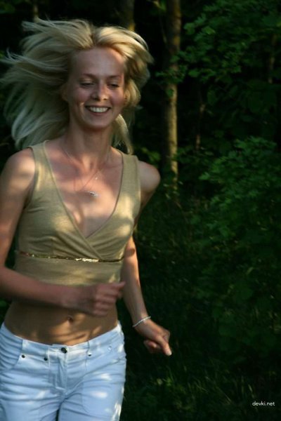 Сексуальная красотка в сельской местности