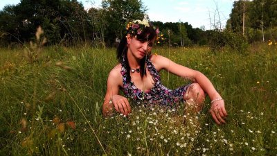 Сфоткал и потом заставил орально удовлетворить, а после трахнул в лесу