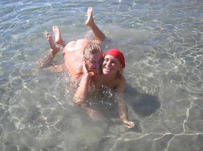 Развратная белокурая дама трахается со своим мужем.