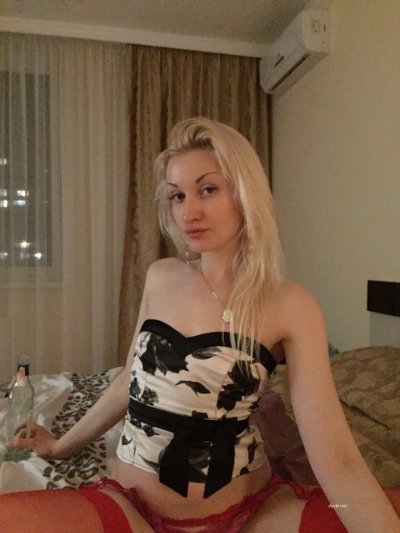 Искусительная шлюшка демонстрирует свою промежность