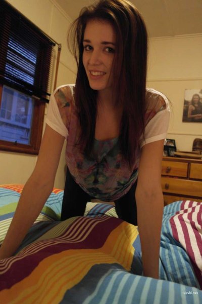 Красивая малышка демонстрирует свою пушистую киску