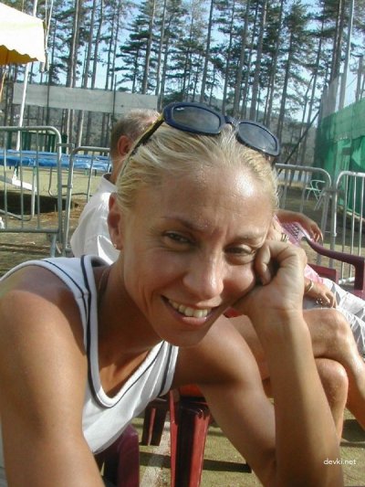 Женщина в свои 48 лет демонстрирует свои сексуальные навыки на домашних снимках