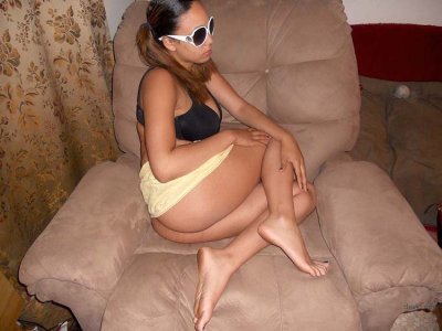 Развратная мулатка с огромными дойками показывает все свои прелести