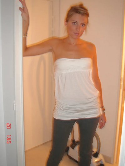 Девочка показала свои прелести без одежды на домашних снимках