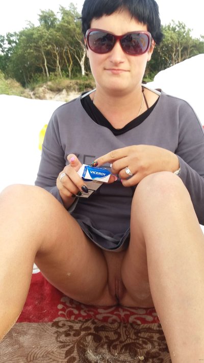 Соблазнительная красотка показывает свое идеальное тело на пляже, привлекая всех вокруг