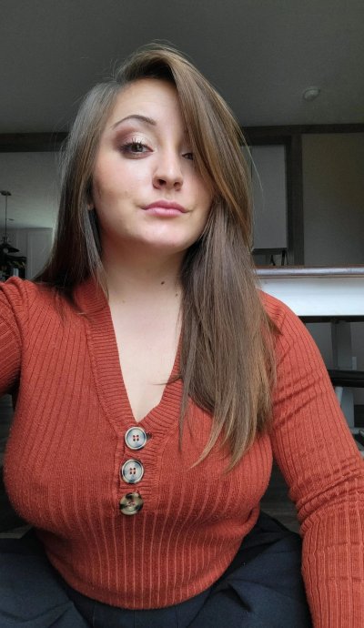 У соблазнительной красотки великолепные волосы в интимной зоне и пышные губы