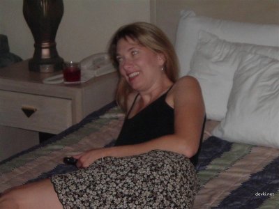 Уломал телочку на уличное фото — сочная фигура