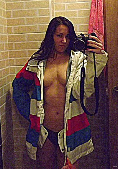 Снимает себя на камеру перед отражением