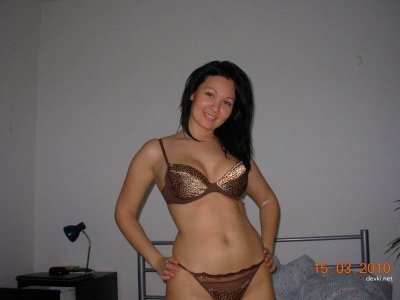 Сексуальная красотка раздевается перед своим возлюбленным