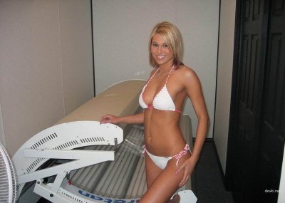 Развратная красотка загорает в солярии