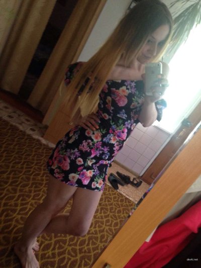 Забавное селфи яркой девушки с улыбкой, готовой к приключениям!