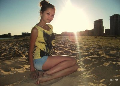 Молодая красотка решила заняться продажей своего интима