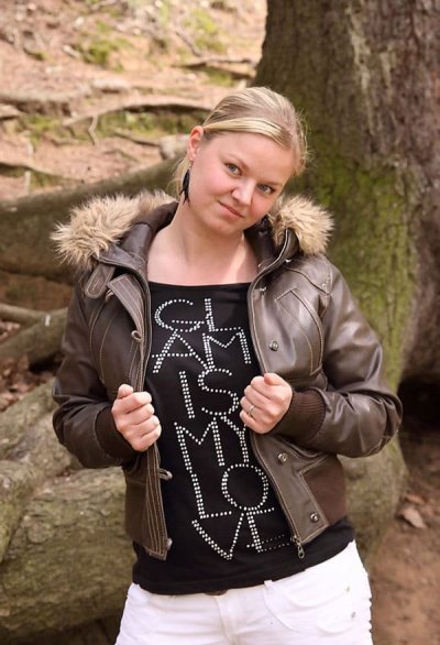 Шлюшка снимает одежду в лесу, чтобы возбудиться