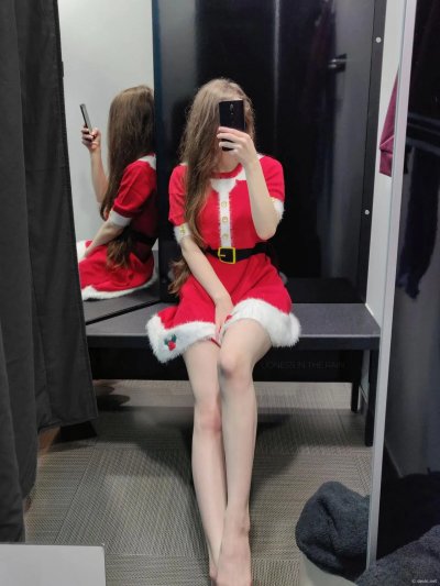 Новогодняя крошка без трусиков на домашних снимках