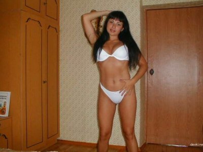 Девушка смело демонстрирует свою голую грудь без стеснения