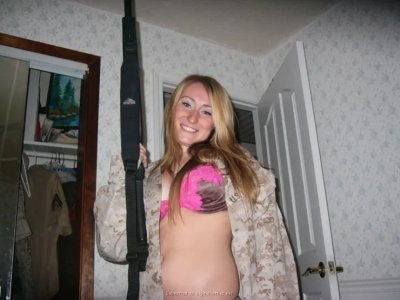 Горячая красотка ублажает партнера своим телом