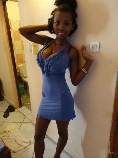 Шокирующая чернокожая дама демонстрирует колоссальный бюст