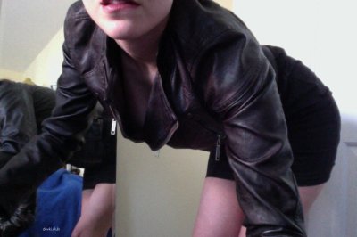 Девушка снимает свою киску на камеру