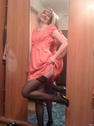 Красотка с крутой задницей сосет член парню