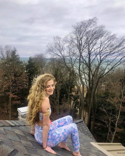 Красотка с великолепной упругой задницей!