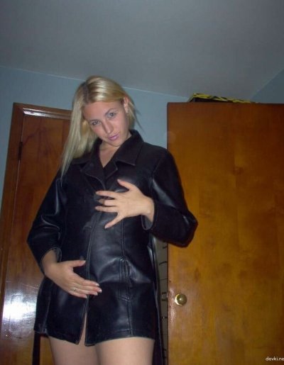 Девушка с пышными локонами и небольшой грудью