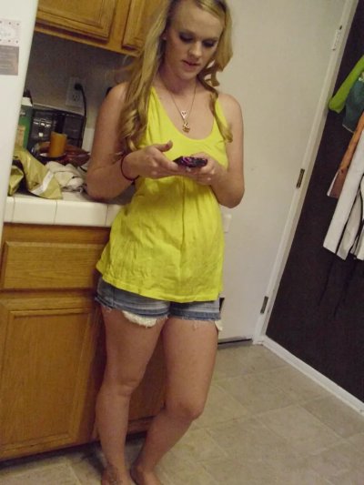 Показываю свои прелести. Хочешь меня оттрахать, если бы была возможность?