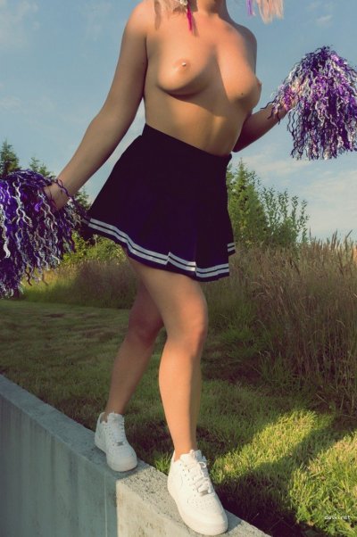 Молодая девушка сняла одежду и показала свои прелести