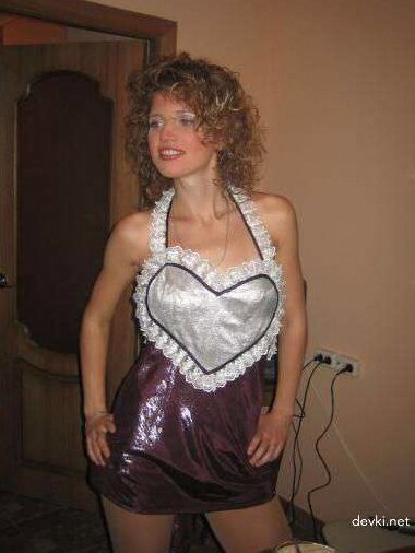 Развратная блондинка загорает без верхней одежды