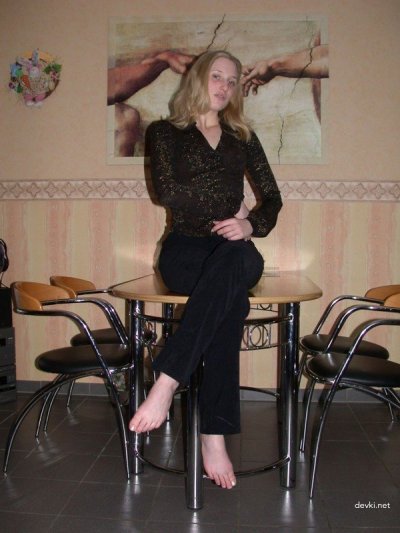 Девушка демонстрирует свое обнаженное тело в баре