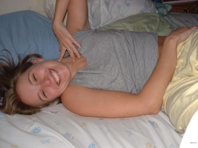 Жена демонстрирует свою волосатую киску перед камерой